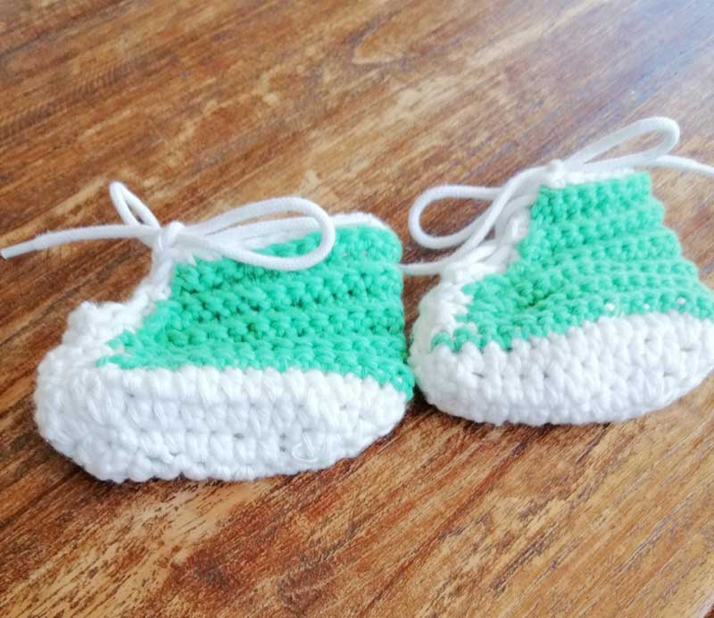 selbstgehäkelte babyschuhe weiß-helltürkis