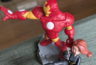 2 Comicfiguren: Superheld und Superheldin