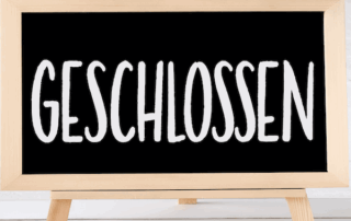 Tafel mit Aufschrift "GESCHLOSSEN"