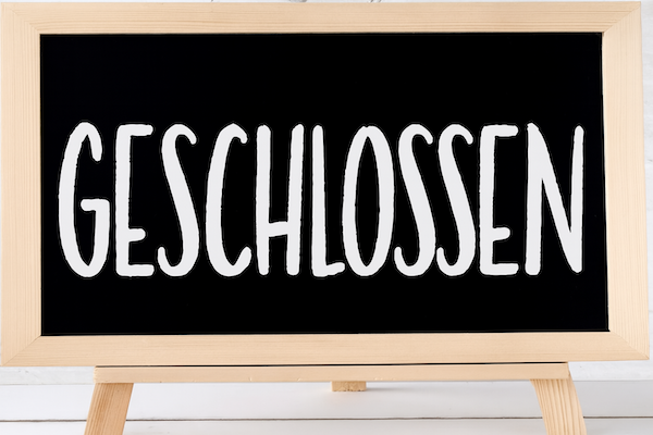 Tafel mit Aufschrift "GESCHLOSSEN"