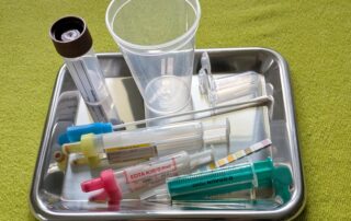 Schale mit Instrumenten zur Labordiagnostik