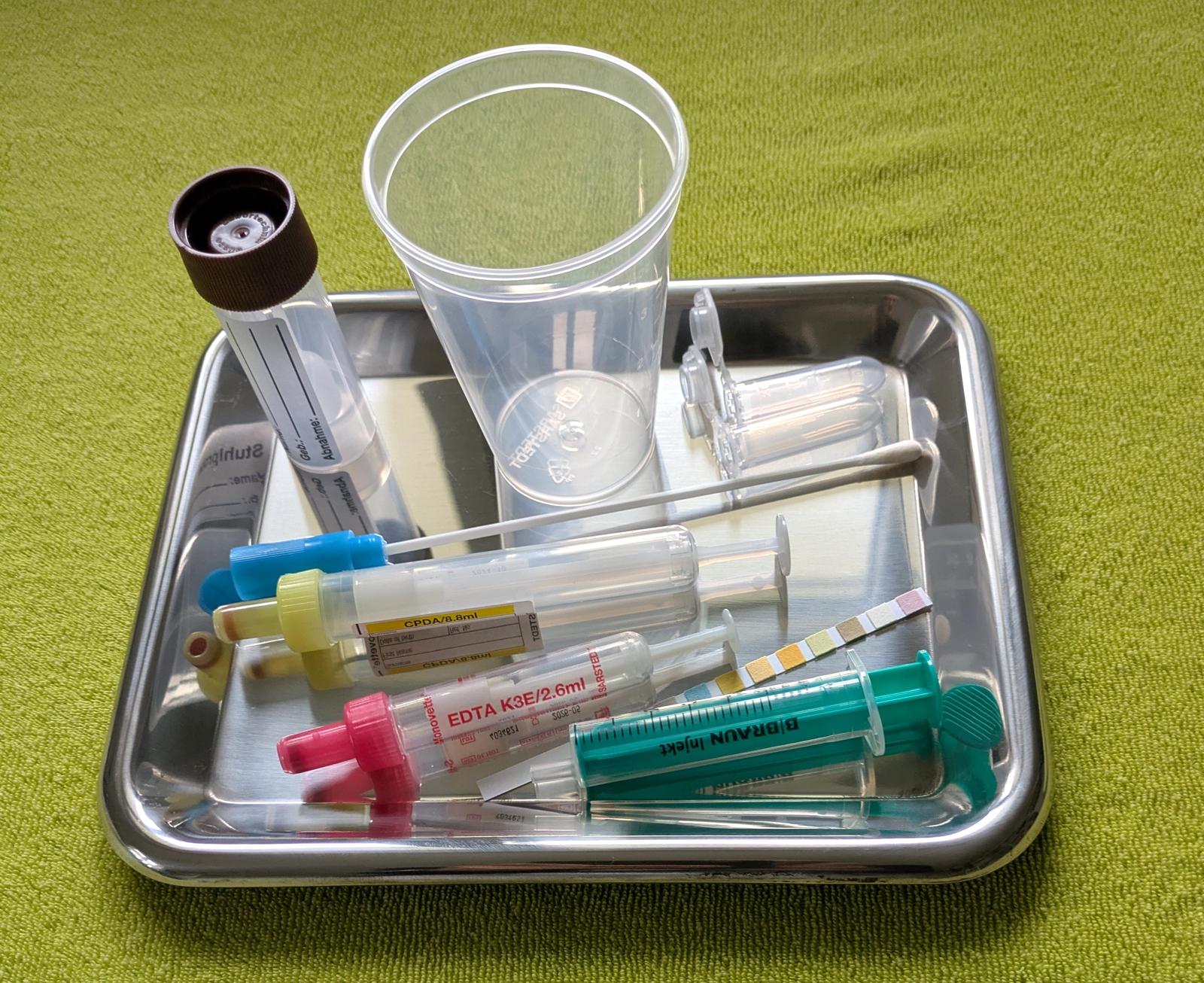 Schale mit Instrumenten zur Labordiagnostik